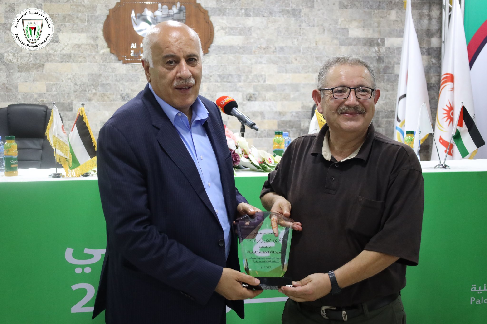 الرجوب خلال تكريمه أحد الداعمين للأسبوع الأولمبي